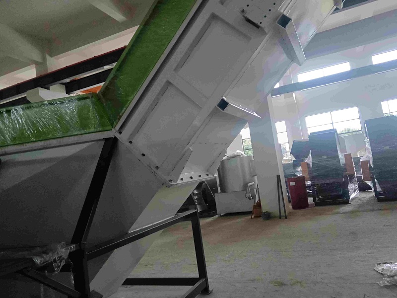 Melyek a lánckaparó -tisztító mosogató jellemzői?